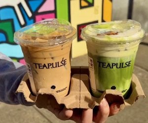 drink carrier with two coffee/tea drinks